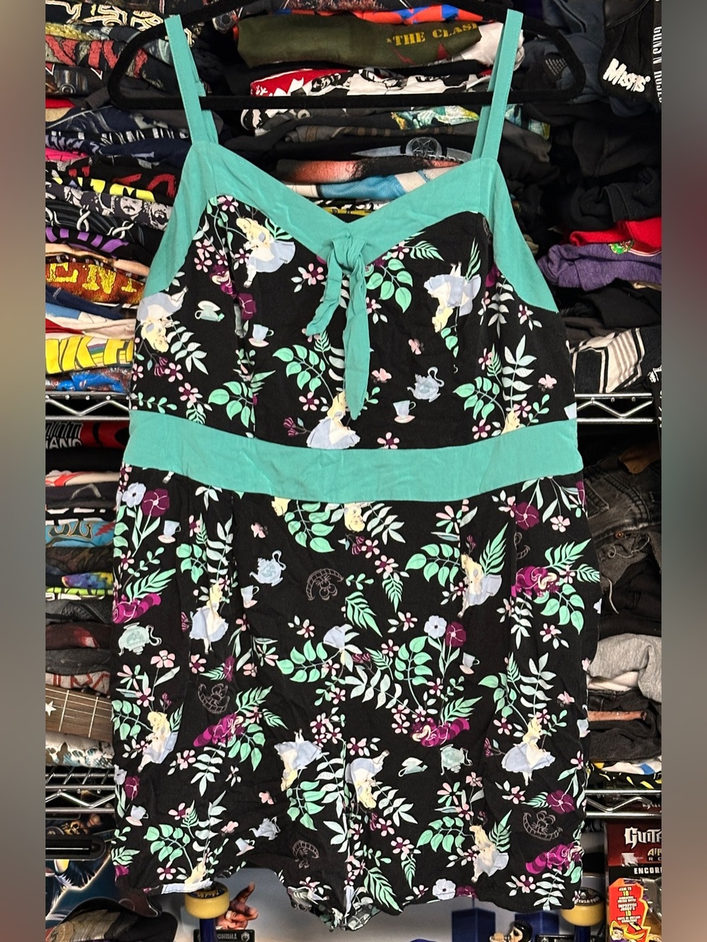 '19 HER UNIVERSE DISNEY women's alice in wonderland print flowy romper, 1X.